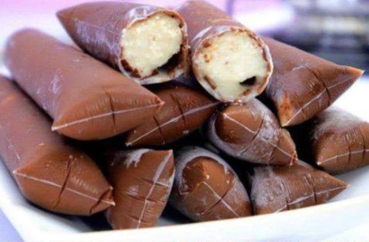 Geladinho com casquinha dura de chocolate