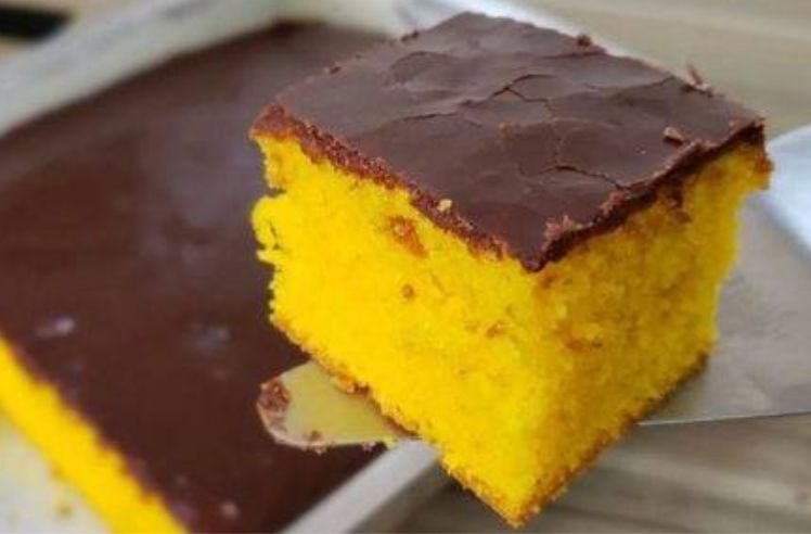 Bolo de Cenoura com calda crocante de chocolate