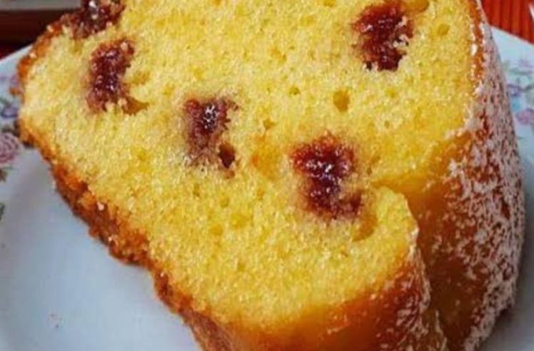 Bolo de Milho de latinha sem farinha de trigo com recheio de goiabada