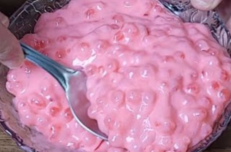 Sagu-Mousse de Morango fácil e delicioso