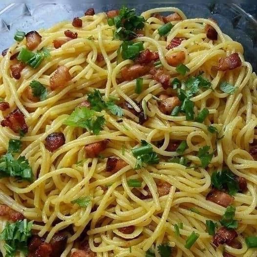 Macarrão ao Alho e Óleo com Bacon: Uma Explosão de Sabores em Minutos